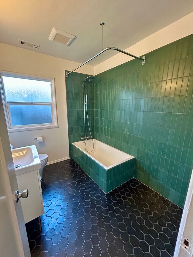 Building Photo - Gorgeous San Leandro Bungalow!