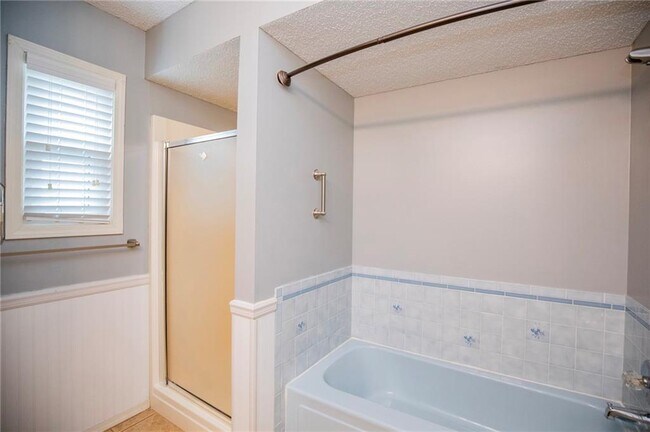 Building Photo - 2 Newburgh Dr