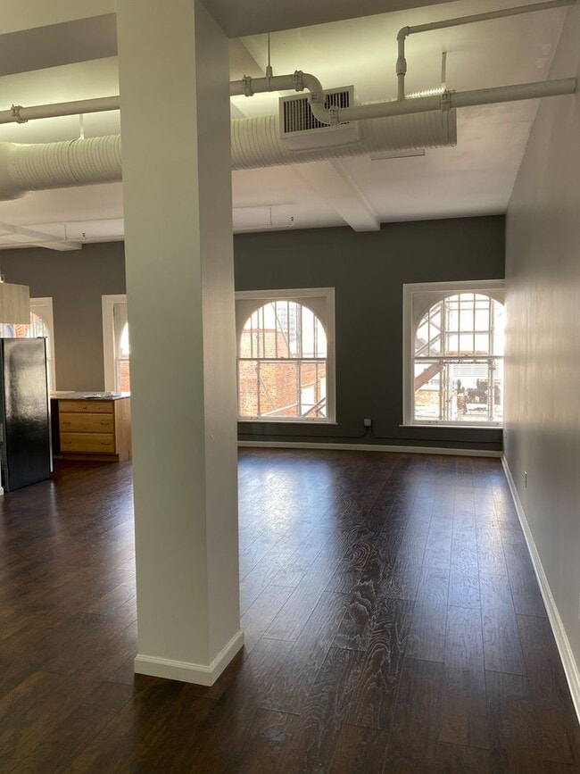 Building Photo - 2 Bedroom Downtown Denver Loft w/ Parking Spot! Available April 1st!