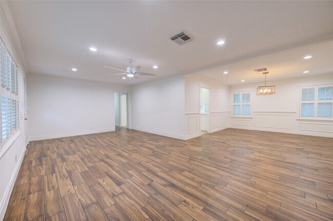 Building Photo - 8439 Westview Dr