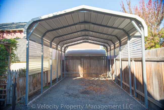 Building Photo - 2954 NE Red Oak Dr