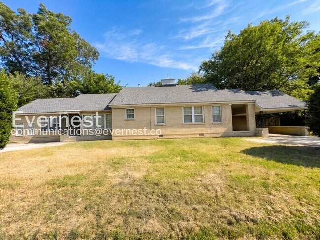 Building Photo - 5 Bed/4 Bath Home with Fenced Yard / Available Now!