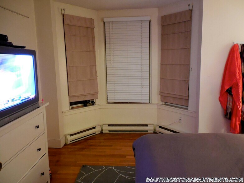 Building Photo - 506 E Broadway