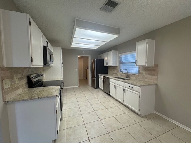 Building Photo - What a Gem! Spacious, Renovated 1-Story Ho...