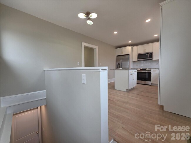 Building Photo - 200 E 2nd St