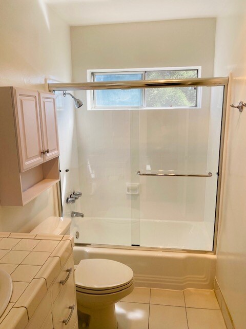 Full bath - 1511 Yale St