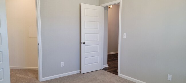 Building Photo - BEAUTIFUL HOME in the Desirable Hedgefield subdivision in Prattville.