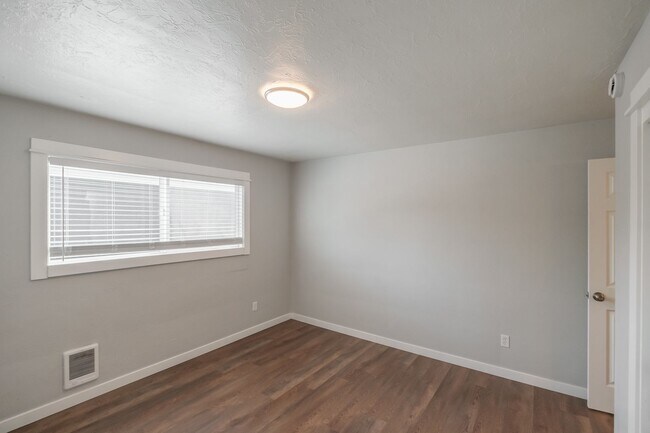 Building Photo - Beautiful 2 Bed, 1 Bath Second Floor Apartment Near Downtown Albany!