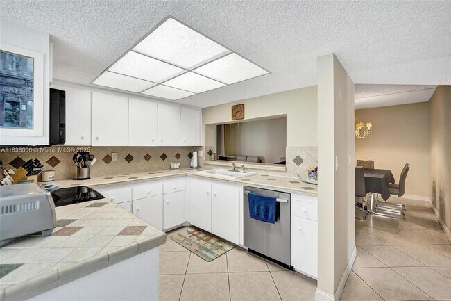 Building Photo - 1900 Sabal Palm Dr