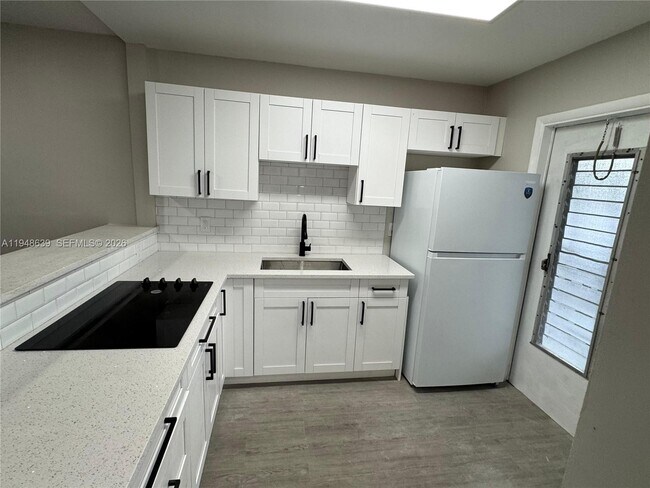 Building Photo - 1333 E Hallandale Beach Blvd