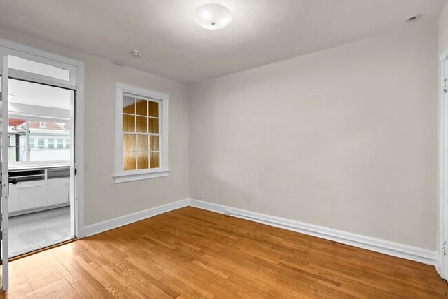 Building Photo - 3 Bed 2 Bath - Glover Park Row Home - Fini...