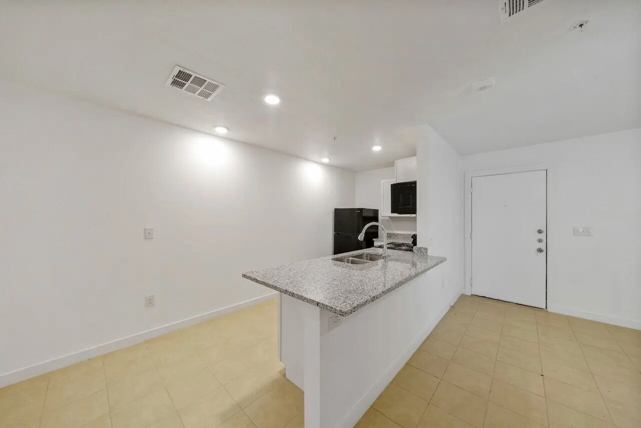 Building Photo - 903 Canterbury