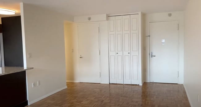 Building Photo - 2-Bed/1.5 Bath Apt in Pet-Friendly Complex; Pet Friendly! Ideal Location in Brookline