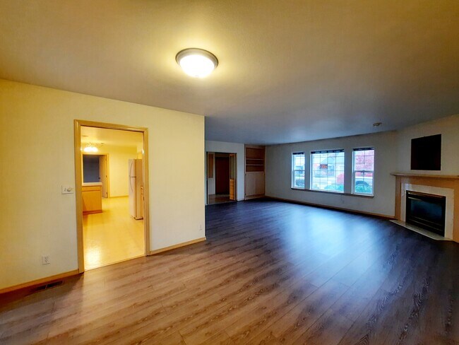 Building Photo - 860 SE Sentry Dr