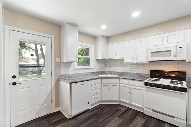Building Photo - 1217 Parkway Dr