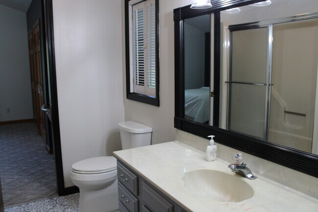 Upstairs Bathroom with Tub/Shower - 2115 Pineshore Ct