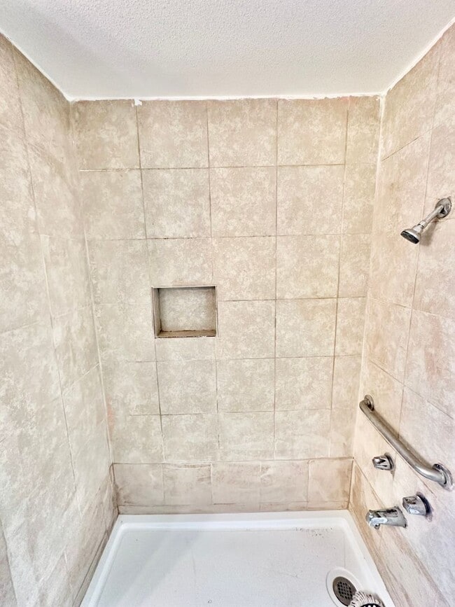 Building Photo - Newly Updated 2/1 in Madera