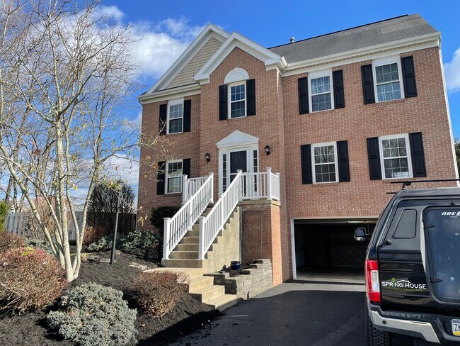 Building Photo - 104 Pine Creek Dr