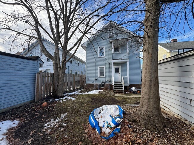 Building Photo - 2121 Wyandotte Ave