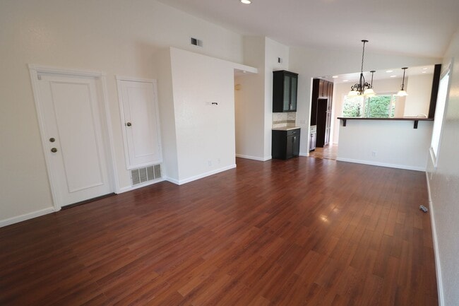 Building Photo - Gorgeous 2/Bed, 2/Bath Home in Simi Valley!