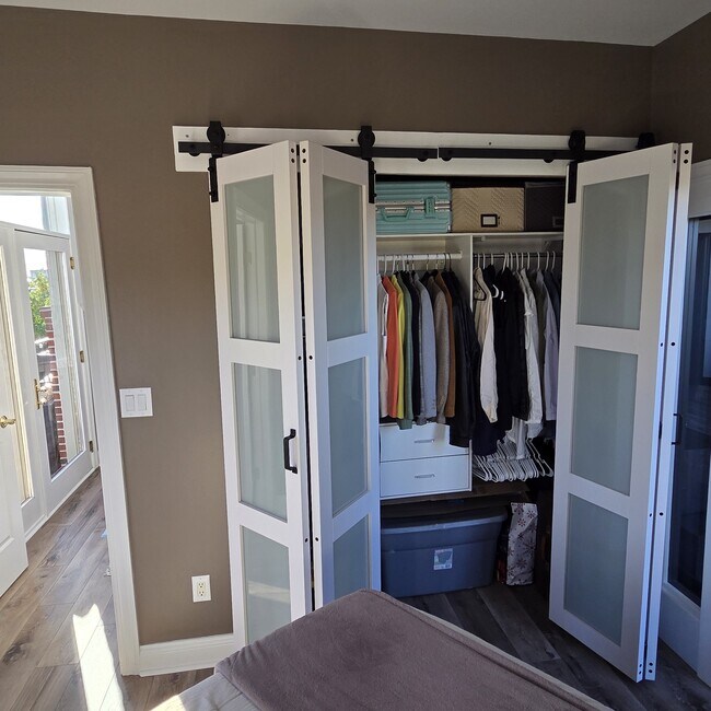 Building Photo - 1515 N Van Buren St