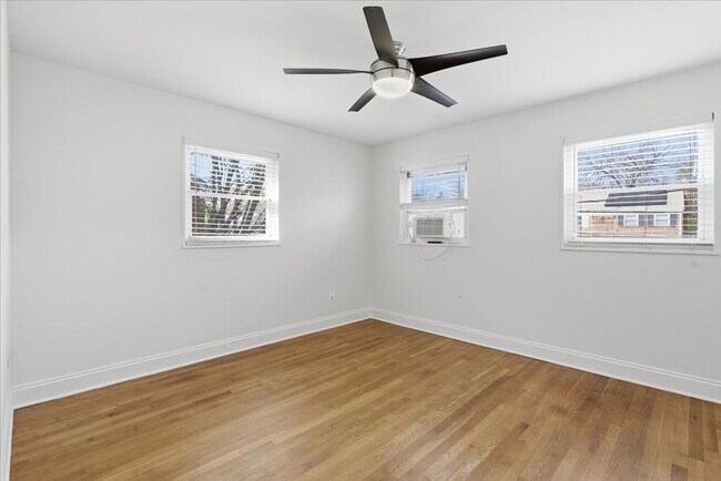 Building Photo - 3 BR | 1 BA | 864Sqft | Newly Fenced Yard