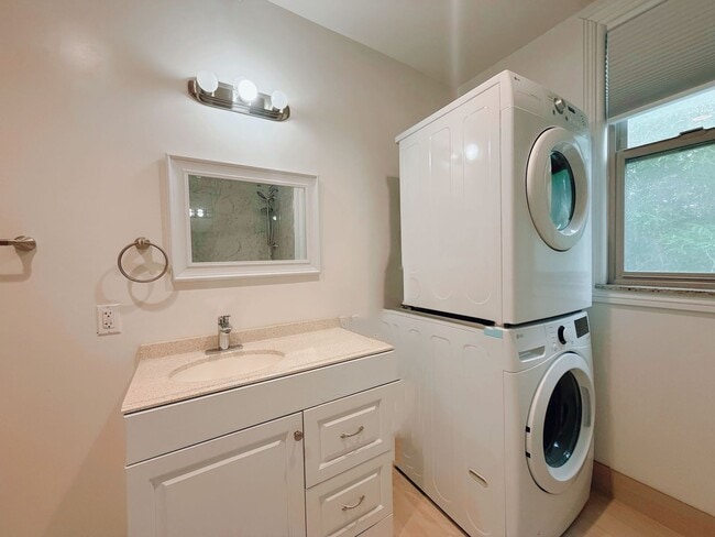 Building Photo - Spacious 6 Bed in Carlsbad with Ocean Views and Roof Top deck, 1 mile to the Beach!!