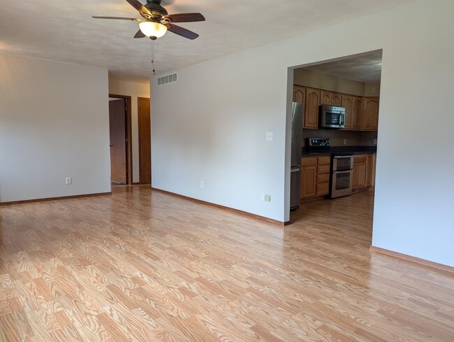 Building Photo - 204 Hickory Dr