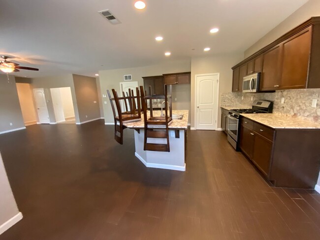 Building Photo - NW Visalia Home Available now, October SPE...