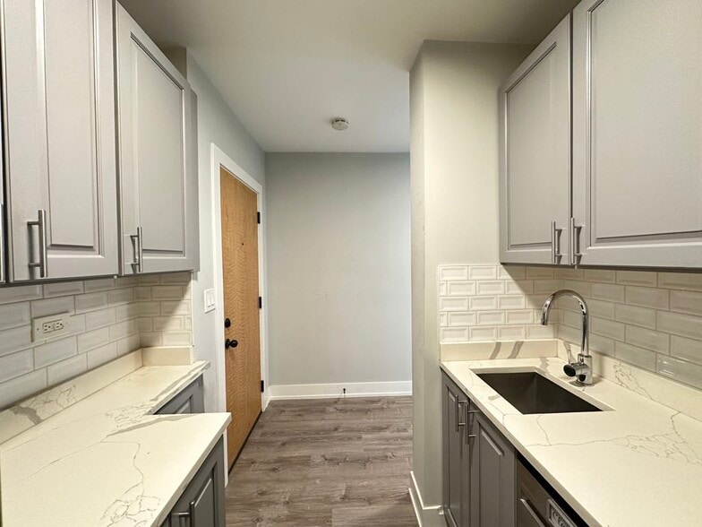 Building Photo - 508 W Belmont Ave