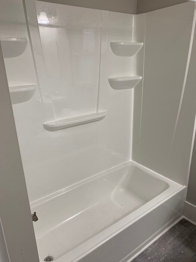 Tub/shower - 4142 Chambers St