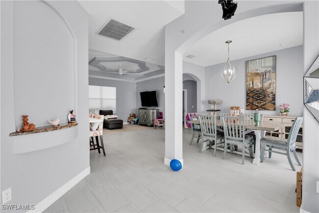 Building Photo - 682 Delmonico St