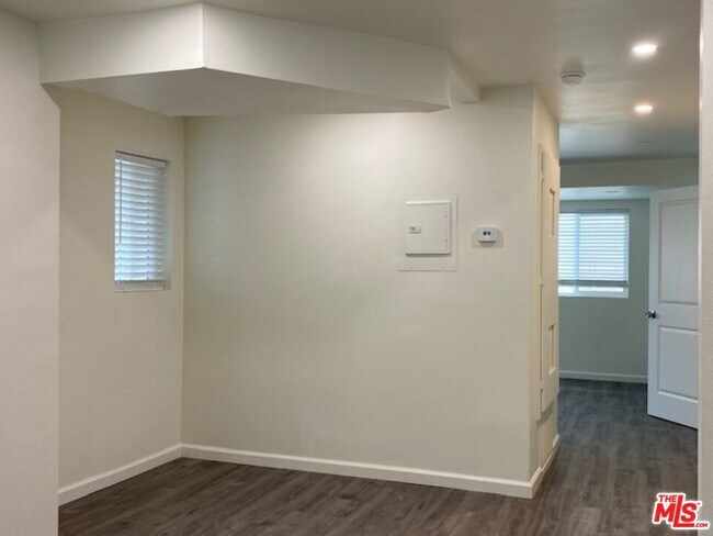 Building Photo - 4832 Rosewood Ave