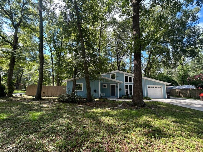 Building Photo - Dream home awaits: stunningly updated 3 be...