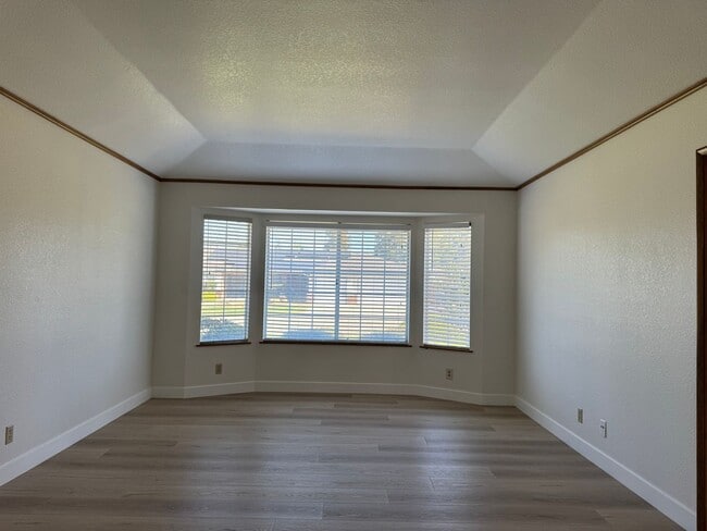 Building Photo - 6517 N San Pedro Ave