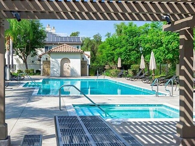 Building Photo - MOVE IN READY! Stunning 2-Bedroom Townhome! Garage! AC!