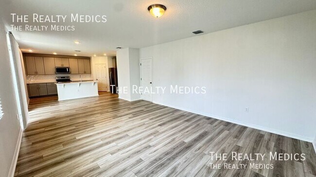 Building Photo - 2401 White Tail St