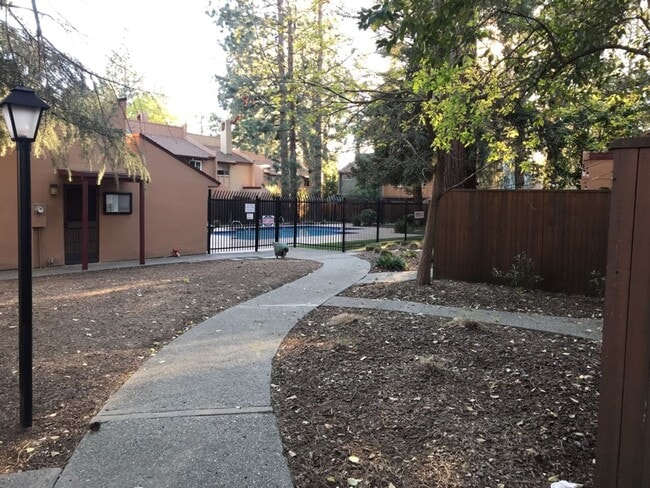 Building Photo - Great 2 bed 1 bath condo available for fall move in!