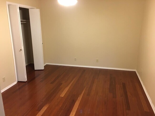 Building Photo - PRE-LEASE - HUGE HYDE PARK 1 BEDROOM - REAL WOOD FLOORS - $1375 - AVAIL AUG 10 2026