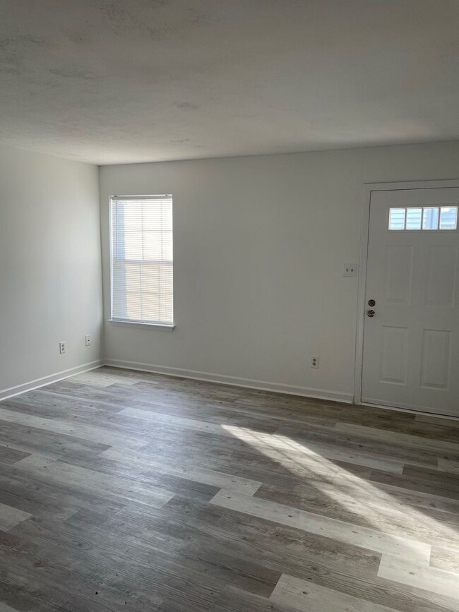 Building Photo - Rent Special Alert! Move in by 01/01 and e...