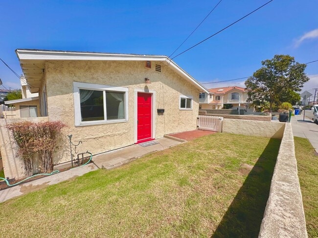 Primary Photo - Coastal charm -2bd 1ba - blocks from Hermo...