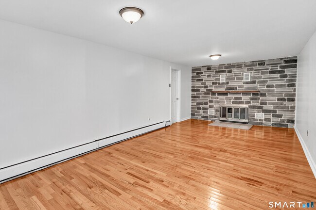 Building Photo - 7 Richards Ln