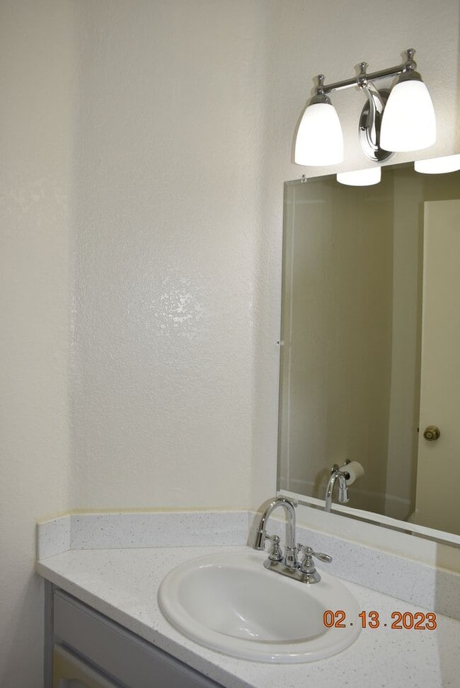 Building Photo - Cozy 3 bed 2 bath