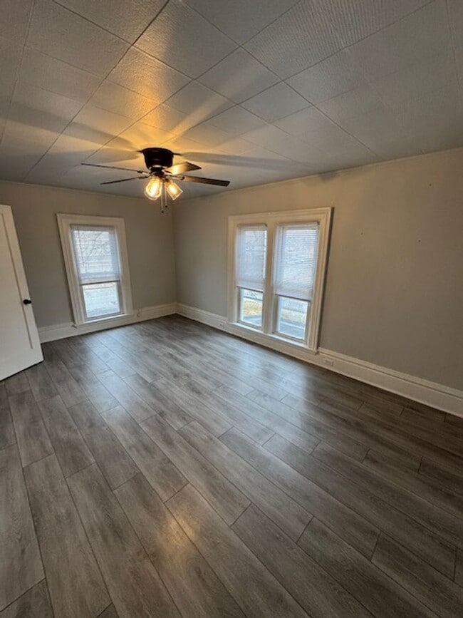 Building Photo - 302 E Washington St