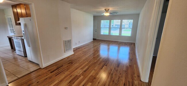 Building Photo - 5501 Huisache St