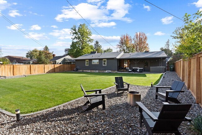 Building Photo - Beautiful Single Family Home!