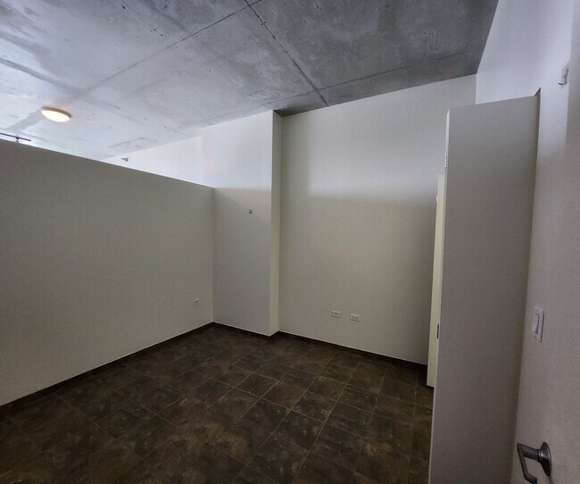 Building Photo - Loft Style 1 Bed, 1 Bath with Balcony and ...