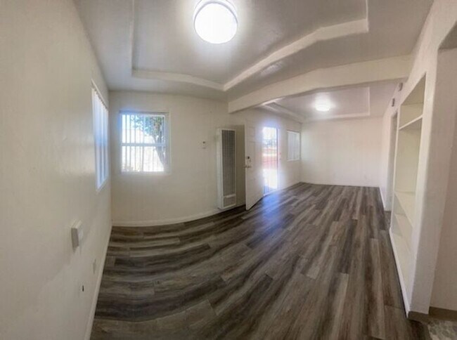 Building Photo - Charming 1bdr cottage with huge yard and garage!