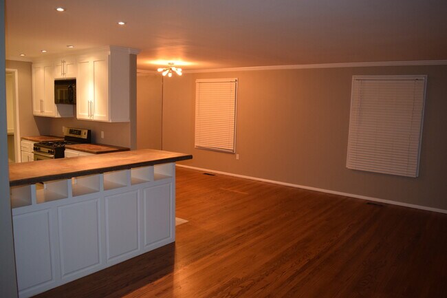 Building Photo - 6700 Kavanaugh Pl