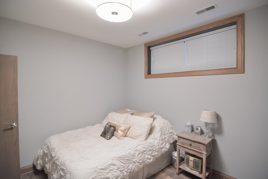 Building Photo - 4332 N Ashland Ave